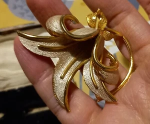 BROCHE DE COLECCIÓN FLORAL DORADO DE HOLLYWOOD IMPRESIONANTE HERMOSO EN MUY BUEN ESTADO DÉCADA DE 1980 DÉCADA DE 1990 - Imagen 1 de 6