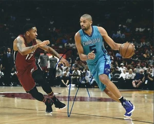 Signiertes 8x10 NICOLAS BATUM CHARLOTTE HORNETS handsigniertes Foto mit COA - Bild 1 von 1