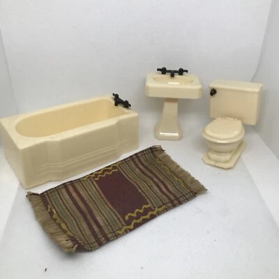 Juego de muebles de baño vintage para casa de muñecas Renwal Co. - bañera, inodoro, fregadero, alfombra Foto 1 de 4