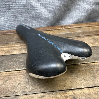 Sillín Selle San Marco Era negro asiento de bicicleta de carretera puntada Italia 245 g ligero Foto 1 de 4