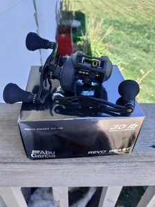 NUEVO Carrete de baitcasting Abu Garcia Revo Toro Beast 40-HS bajo perfil para mano derecha - Imagen 1 de 24