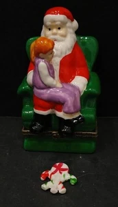 Weihnachtsmann hält ein Mädchen Schmuckschatulle - mit Miniatur Zuckerstangen innen - Bild 1 von 7