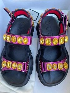 NUOVI SANDALI GUCCI AGURU FUCSIA/BORCHIE IN PELLE NERA CRISTALLI $1250 taglia 8,5 - Foto 1 di 11