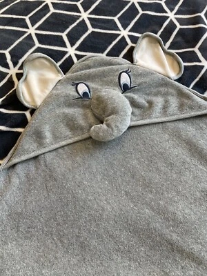 Toalha de banho Baby Gap x Disney Baby Dumbo The Elephant com capuz 32x32 polegadas cinza - Imagem 1 de 4