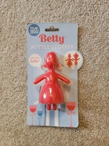 Betty Bottle Topper Vino Kitsch Fun Gag Regalo nuovo in scatola - Foto 1 di 2