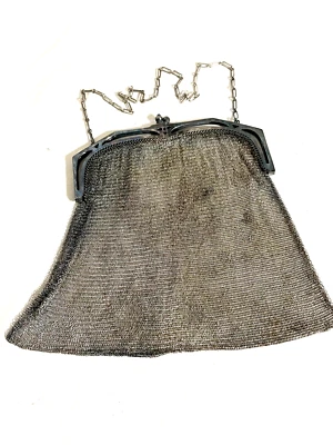 Antiguo bolso de muñeca de malla plateada de Whiting & Davis Co Art Deco con 2 piedras azules Foto 1 de 4