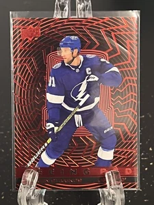 STEVEN STAMKOS---2023-24 EXTENDED SERIES---SEEING RED--TAMPA BAY--KOSTENLOSER VERSAND - Bild 1 von 2