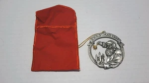 Vintage Avon Fine Pewter Ornament 1997 Santa Claus Holding Christmas Star Over City - Bild 1 von 6