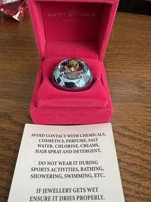 KURT GEIGER 伦敦蓝色圆形石头鹰鸡尾酒金色水晶树脂戒指 — 第 1/3 张图片