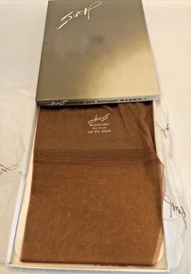 Vintage Hanes 9 1/2 M Walking Sheer South Pacific Nylon Stockings - Image 1 of 4