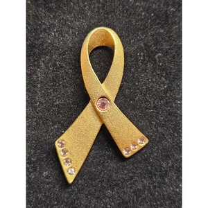 Prendedor de solapa cinta de cáncer de mama tono dorado con estrás rosa firmado por Avon - Imagen 1 de 3
