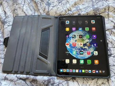 Apple iPad Pro 12.9 Inch Silver 3rd Gen A1895 256GB Wifi+4G With Keyboard - Image 1 of 4