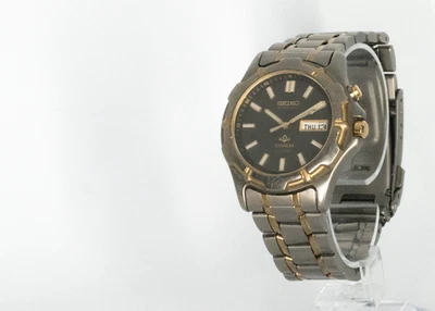 Seiko Kinetic Titanium SQ100 Día-Fecha 5M42-0A20 Dos Tonos 100m | Condensador Nuevo Foto 1 de 4