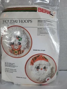 Bernat Holiday Hoops Christmas Stitchery Kit Mr Kringle Santa W09265 New - Picture 1 of 5