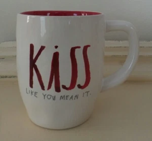 RAE DUNN Taza de Café Día de San Valentín Kiss Like You Mean It Blanco Rojo Gran Tamaño NUEVO - Imagen 1 de 8