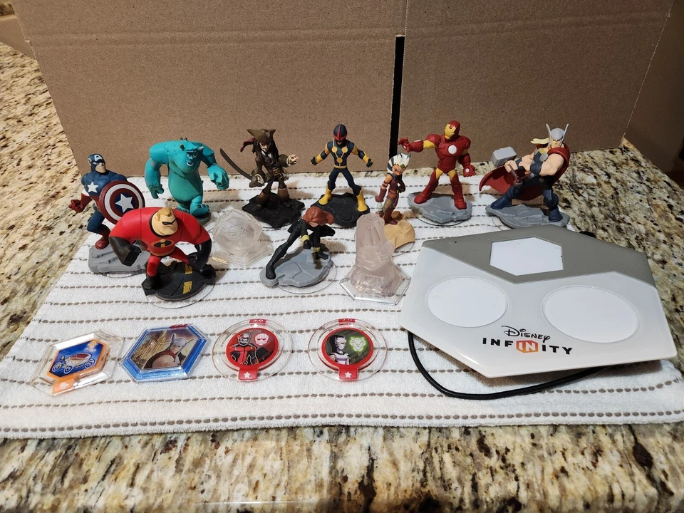 Disney Infinity Lote Paquete Portal Pad, Discos y Figuras Usado Foto 1 de 1