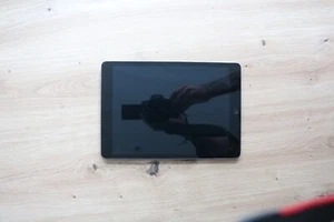 Apple Ipad (9. Generation) inkl. Tastatur *WIE NEU* wurde selten gebraucht - Bild 1 von 8