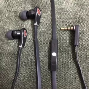 Beats by Dr. Dre Tour In-Ear Headphones with Remote & Mic for iPhone5/6/ black - Picture 1 of 4
