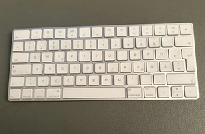 Apple Magic Keyboard 2 Generation QWERTZ Deutsch A1644 Weiß Tastatur mit Ladeka. - Bild 1 von 11