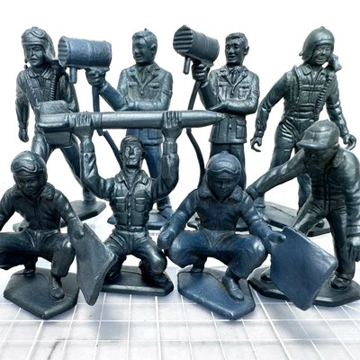 US Air Ground Crew Airmen Military Toy Soldiers Plastic WW2 Aviator Figures Lot - Image 1 of 4