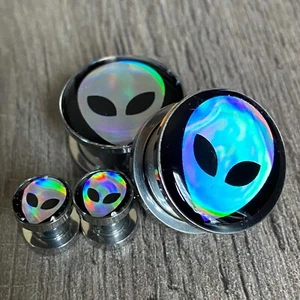 Pair of Screw on Holographic Alien Picture Plugs gauges 16g thru 1 inch - Picture 1 of 3