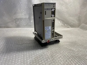 Servocontrolador de CA OMRON R88D-UA08V - Imagen 1 de 5