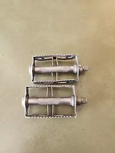 VINTAGE SCHWINN STINGRAY FASTBACK RAMS HORN ORIGINAL RAT TRAP BICYCLE PEDALS - Picture 1 of 14