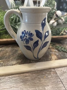 JARRA ESMALTADA EN SAL DE CERÁMICA WILLIAMSBURG CON FLORES AZUL COBALTO 7-1/2" DE ALTO - Imagen 1 de 4