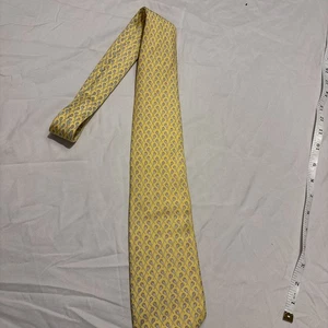 Corbata de seda para hombre Vineyard Vines - patrón de silla de playa amarilla, usada - Imagen 1 de 4