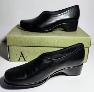 Clarks Artisan Collection Women's Size 6 Black Leather Comfort Booties - Picture 1 of 4