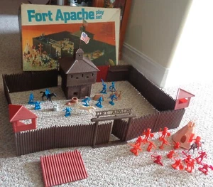 VINTAGE 1978 LOUIS MARX TOYS FORT APACHE PLAY SET WITH BOX - Picture 1 of 10