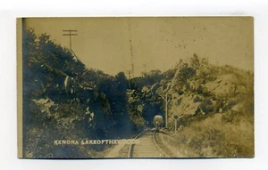 Kenora Ontario túnel de ferrocarril corto cortado a través de gente de roca postal RPPC, raro - Imagen 1 de 2