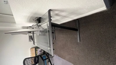 Escritorio de computadora de vidrio y metal (solo recogida local) Foto 1 de 2