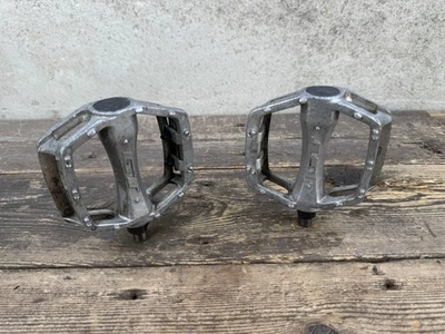 Pedales GT 1/2” BMX Mid School plateados Foto 1 de 4