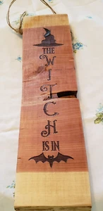 Letrero de madera de Halloween La bruja está dentro y bienvenido a nuestro hogar hecho a mano 15"" x 4"" x 1 - Imagen 1 de 4