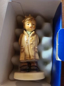 Goebel Hummel Figur HUM 845 "Too Shy To Sing" Orig Karton - Hummel Club Excl Ed  - Bild 1 von 3
