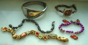 Set 5 pezzi bracciali vintage con perline in metallo - Foto 1 di 19