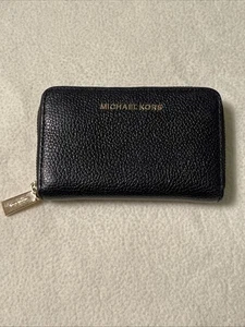 Cartera Michael Kors para mujer de cuero granulado negro con cremallera alrededor W5” x H3” x D3/4”. - Imagen 1 de 17