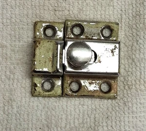 ANTIKER ZWEITEILIGER SCHRANK/SCHRANK-TÜRRIEGEL AUS VERNICKELTEM METALL, 1 1/2 X 1 1/2 - Bild 1 von 4