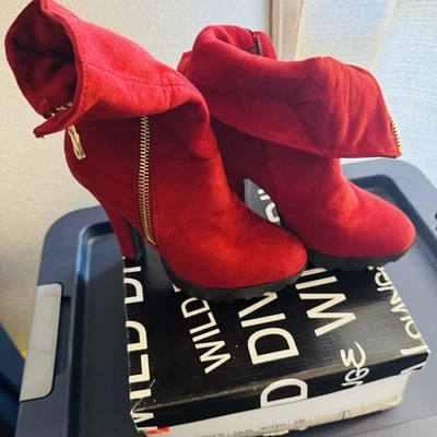 Botines plegables Wild Diva de gamuza roja con cremalleras doradas Foto 1 de 2