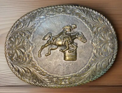 Hebilla de cinturón “Cultured Cowboy” plateada y bronce con emblema de corredor bandera femenina Foto 1 de 4