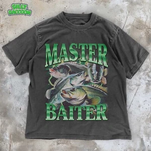 Camiseta de pesca de lubina Master Baiter, camiseta gráfica de pescador estilo vintage para papá - Imagen 1 de 16