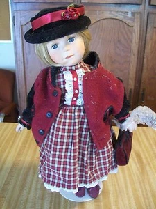 Muñeca de porcelana/tela de 16" con sombrero, abrigo, bolso, zapatos, vestido rojo, soporte; coleccionable - Imagen 1 de 12