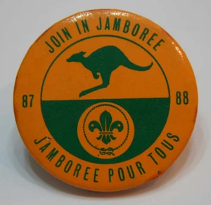 1987 World Scout Jamboree OFFICIAL JOIN IN JAMBOREE SCOUTS toppa bottone metallo - Foto 1 di 1