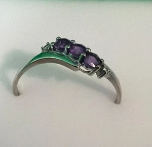 Silberfarbener Ring mit lila Edelsteinen Akzent Modeschmuck Größe 10 - Bild 1 von 5