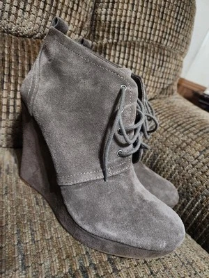 Jessica Simpson Botas de Tornozelo Cunha Apanhador Camurça 8.5M Cinza Claro Limpo Excelente Estado Usado - Imagem 1 de 4