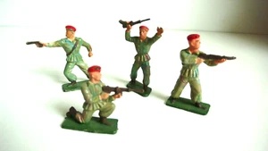 FIGURINES STARLUX 4 PARACHUTISTES AU FEU PLASTIQUE Ht 60mm BON ÉTAT - Imagen 1 de 3