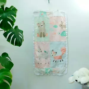 Handgefertigte Quilt Wald Kinderzimmer Fuchs Hirsch Bär Hase Pastell 37x20 Decke Rüschen - Bild 1 von 8