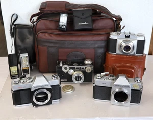 Pacchetto ricambi fotocamera pellicola 35 mm vintage [4 fotocamere, 3 flash] e borsa anni 40-70 - Foto 1 di 24