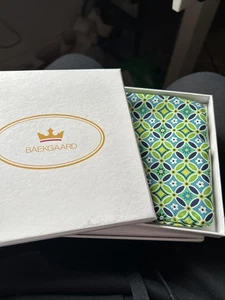 Vera Bradley Baekgaard Retirado Seda Margarita Margarita Cuadrado de Bolsillo Nuevo Verde Azul Nuevo en Caja - Imagen 1 de 4